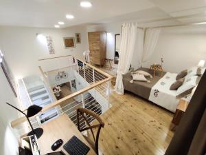 een slaapkamer met een bed en een bureau met een computer bij Loft del Teatro in Siracusa +32 foto's