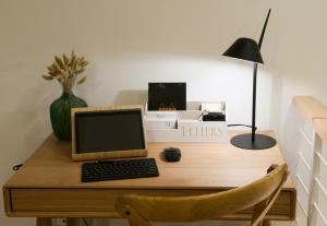 een bureau met een laptop erop bij Loft del Teatro in Siracusa