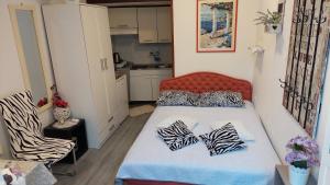 a small room with a bed and a kitchen at Apartment Rosse in Split