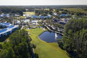 einen Luftblick auf einen Golfplatz mit einem Teich in der Unterkunft Saddlebrook Golf Resort & Spa Tampa North-Wesley Chapel in Wesley Chapel