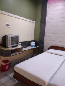 Postel nebo postele na pokoji v ubytování Krishna Lodge