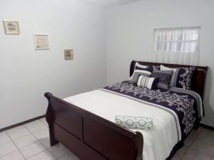 ein Schlafzimmer mit einem großen Bett mit Kissen in der Unterkunft Vista Azul in Aguada