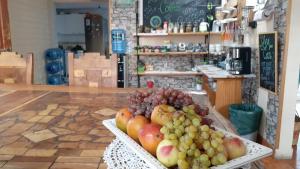 Shalom_MatSofy في سانتياغو: علبة من الفاكهة على طاولة في متجر