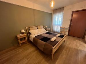 sypialnia z dużym łóżkiem w pokoju w obiekcie Agriturismo La Costa dei Trabocchi w mieście Torino di Sangro