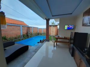 ein Wohnzimmer mit einem Pool in einem Haus in der Unterkunft Ubud Mayura Private Pool Villa in Ubud