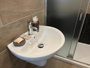 biała umywalka w łazience obok prysznica w obiekcie Agriturismo La Costa dei Trabocchi w mieście Torino di Sangro