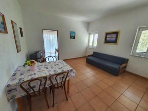 ein Wohnzimmer mit Tisch und Couch in der Unterkunft Apartments - Buffet 2B in Sveti Juraj