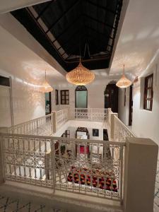 una sala de degustación con copas de vino en una mesa en Riad Malfa, en Marrakech