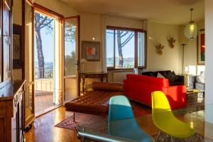 Una sala de estar con un sofá rojo y una mesa. en Villa Rosaria by Mmega, en Ripe