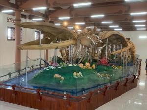 een tentoonstelling van een dinosaurus in een museum bij Lộc An Lý Sơn Motel in Ly Son