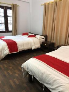 Hotel Bhagya tesisinde bir odada yatak veya yataklar