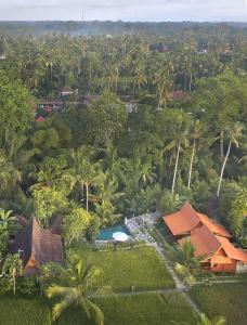 eine Luftaufnahme eines Resorts mit Swimmingpool in der Unterkunft Hanaya Ubud Villa in Ubud