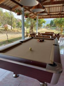Biliár nebo kulečník v ubytování Phulomnum Resort