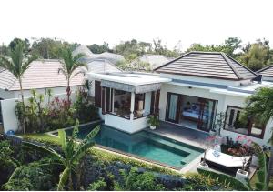 - une vue aérienne sur une maison avec une piscine dans l'établissement Canang Villas Bingin, à Uluwatu