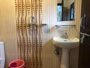 un bagno con lavandino e doccia di Hotel Bhagya a Pokhara
