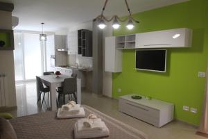 Televízia a/alebo spoločenská miestnosť v ubytovaní B&B Elles con parcheggio interno