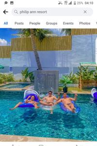 un groupe de personnes dans une piscine dans l'établissement The Philip Ann Resort, à Mabini