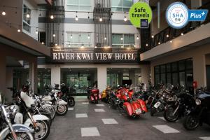 un montón de motos estacionadas dentro de un edificio en River Kwai View Hotel - SHA Extra Plus Certified, en Kanchanaburi