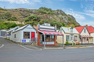 una fila de casas al lado de una calle en Ellie's Cottages, en Stanley