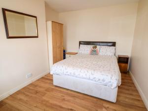מיטה או מיטות בחדר ב-Bridgetown Cottage