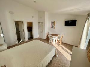 een slaapkamer met een bed en een tafel. bij Apartments Via - 250 m from sea in Brela