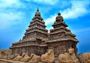 un edificio in pietra con due torri sopra di Silver Moon Guest House a Mamallapuram