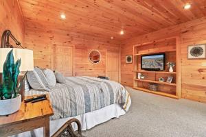 Tempat tidur dalam kamar di Lux 5BR Cabin near Bear Claw Vineyard, Hot Tub, Game Room, Pet Friendly