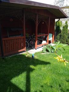 a gazebo in a yard with green grass at Apartament na kurzej stopce in Malbork
