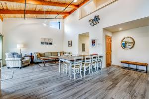 een eetkamer en woonkamer met een tafel en stoelen bij Tidepool Retreat in Fort Bragg +27 foto's