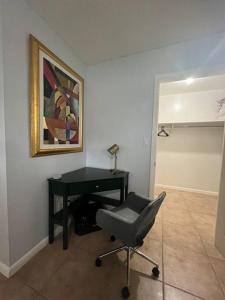 صورة لـ Charming Two-Bedroom Home Quiet and Cozy . في ليهاي أكريس