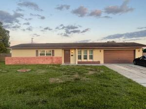 利哈伊埃克斯Charming Two-Bedroom Home Quiet and Cozy .的把车停在院子的房子