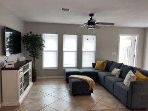 利哈伊埃克斯Charming Two-Bedroom Home Quiet and Cozy .的客厅里有一张蓝色沙发和一台电视