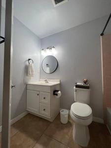 利亥耶克斯的住宿－Charming Two-Bedroom Home Quiet and Cozy .，一间带卫生间、水槽和镜子的浴室