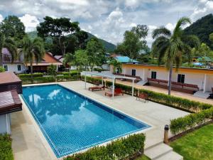 Bazén v ubytování Plearn Khaoyai Resort nebo v jeho okolí