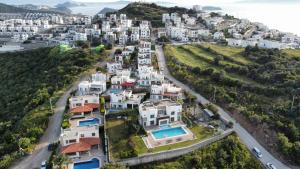 eine Luftansicht einer Stadt mit weißen Häusern in der Unterkunft Villa Priene - Gumusluk Private Pool in Gümüşlük