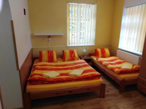Posteľ alebo postele v izbe v ubytovaní Apartmány Ilona