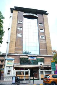 duży budynek z dużym oknem w obiekcie Hotel Spices Navi Mumbai w mieście Ghansoli