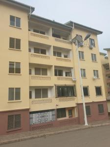 um edifício de apartamentos no lado da rua em EIREANN HOUSE Yassa em Douala