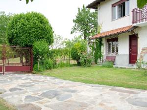 Taman di luar Apartment in Casale with Panoramic Vineyard Views