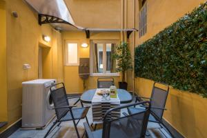 A seating area at Vasari Suite Florence next to Pontevecchio