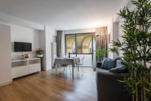 A seating area at Vasari Suite Florence next to Pontevecchio