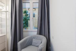A seating area at Vasari Suite Florence next to Pontevecchio