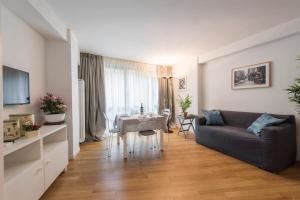 A seating area at Vasari Suite Florence next to Pontevecchio