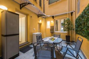 A balcony or terrace at Vasari Suite Florence next to Pontevecchio