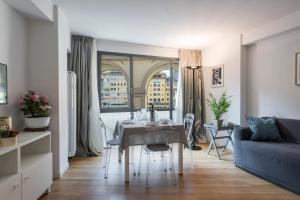A seating area at Vasari Suite Florence next to Pontevecchio