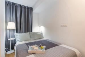 A bed or beds in a room at Vasari Suite Florence next to Pontevecchio