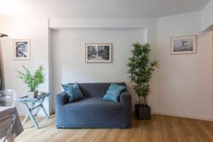 A seating area at Vasari Suite Florence next to Pontevecchio