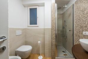 A bathroom at Vasari Suite Florence next to Pontevecchio
