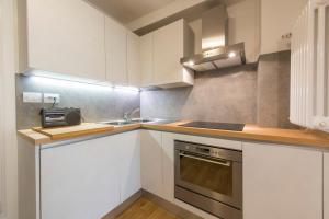 A kitchen or kitchenette at Vasari Suite Florence next to Pontevecchio