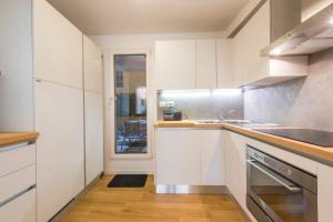 A kitchen or kitchenette at Vasari Suite Florence next to Pontevecchio Még 27 kép